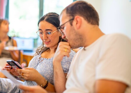 Online-Beratung JUUUPORT Zwei junge Menschen schauen auf ein Handy.