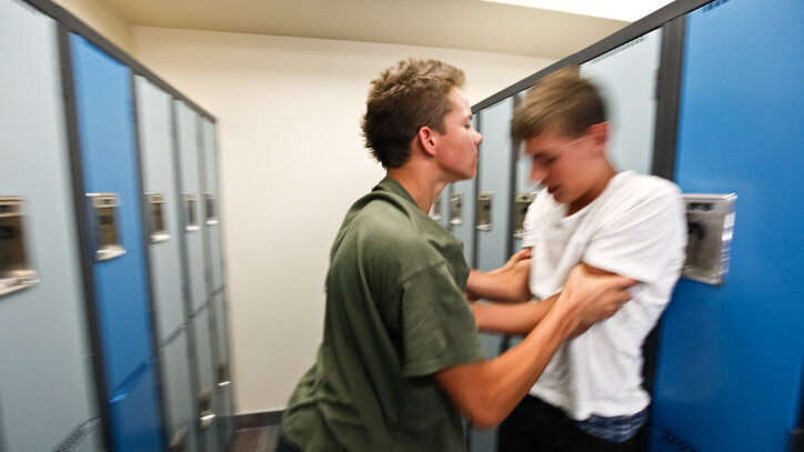 Zwei Jungen prügeln sich in der Schule